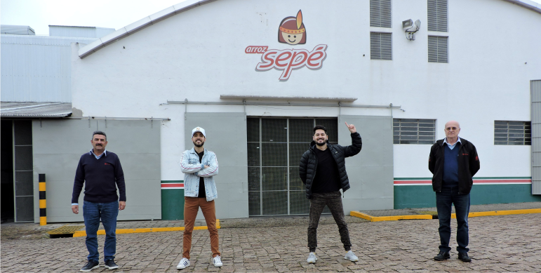 Dupla Sandro e Cícero realiza entrega de doações em São Sepé