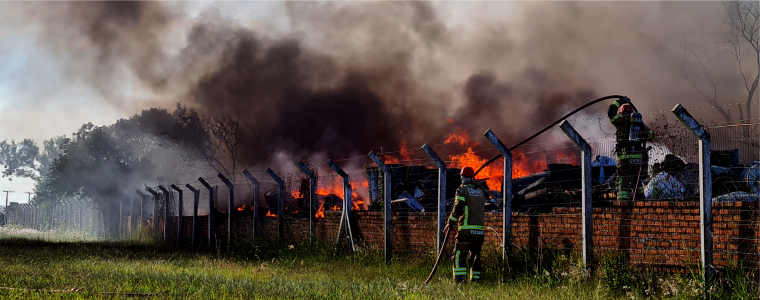 Corpo de Bombeiros realiza o controle de incêndio da Massa Falida da Alkaest e conta com apoio da Cotrisel